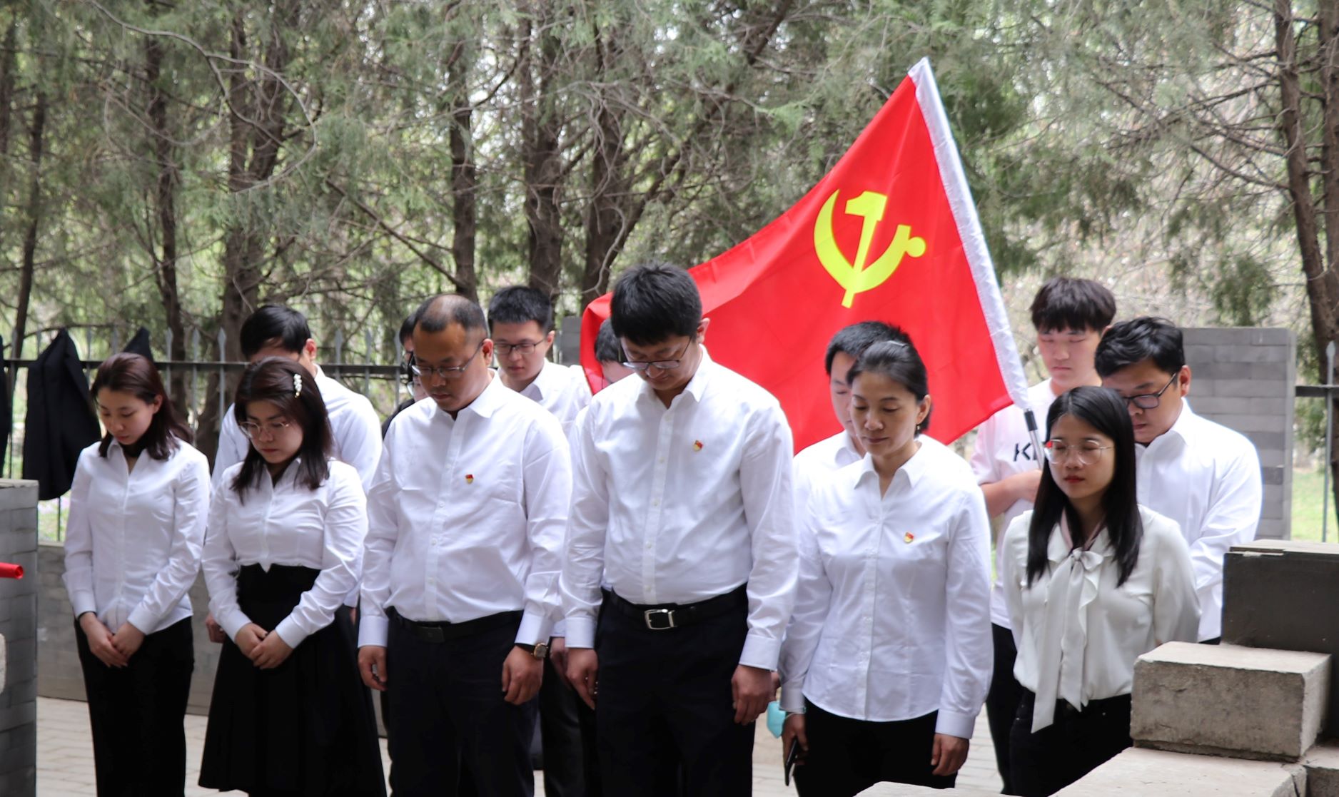 默哀1.jpg 默哀1.jpg